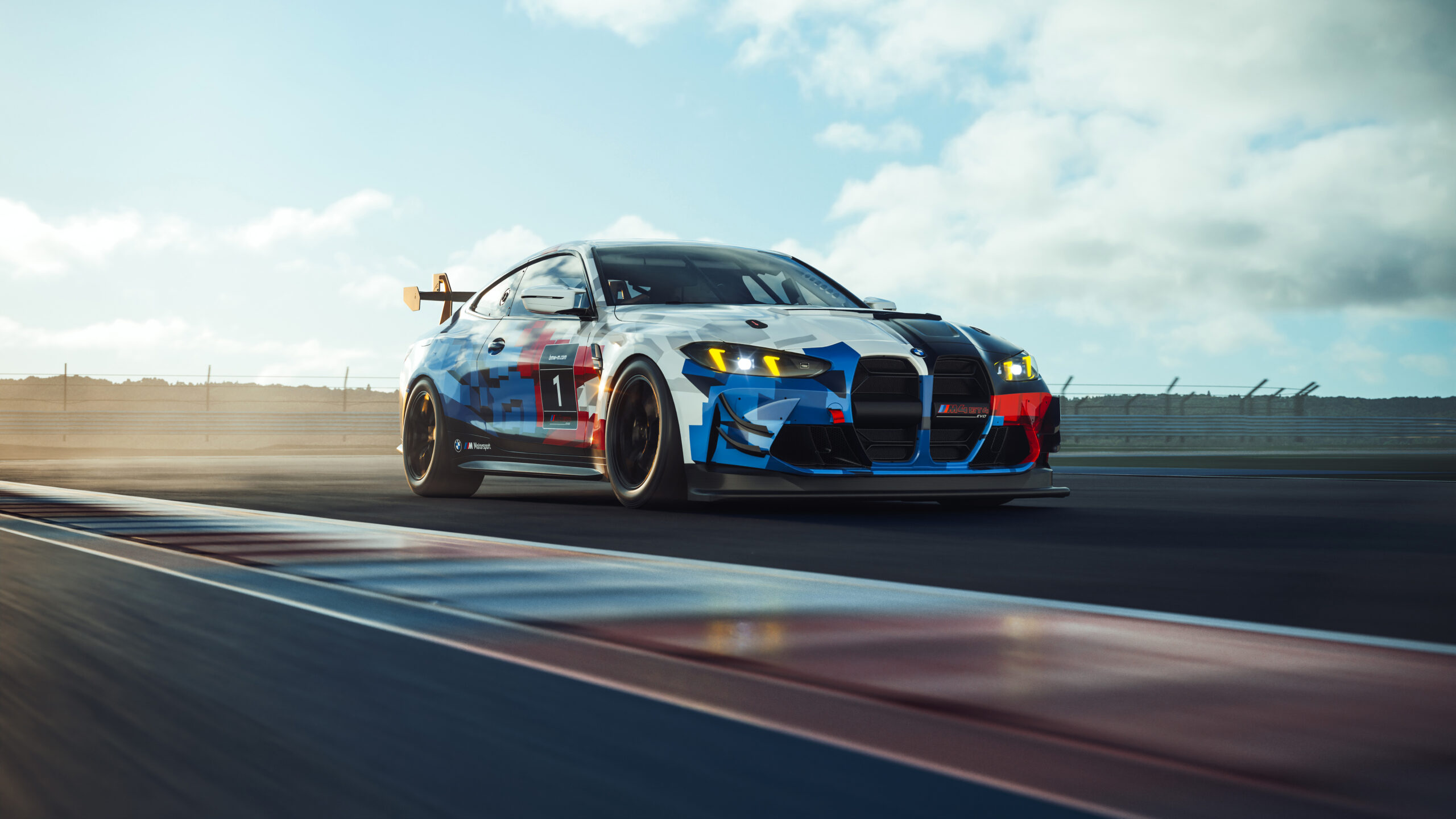 BMW M4 GT3 Fundo de tela do carro de corrida BMW M4 GT3 com pintura M Motorsport, em um ângulo baixo em alta velocidade em uma pista de corrida ao pôr do sol.