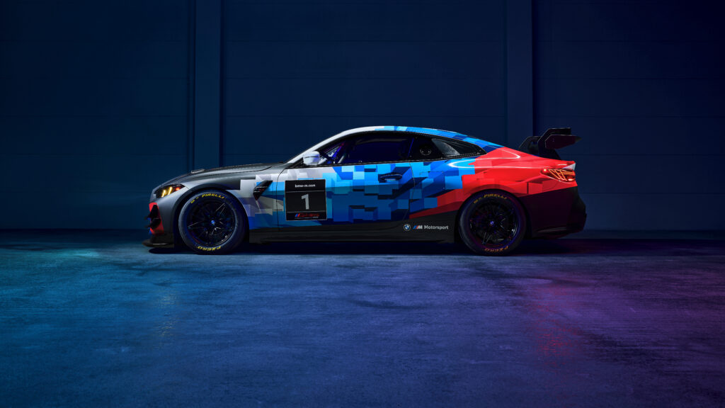 Fundo de tela do perfil lateral do carro de corrida BMW M4 GT3 com a pintura M Motorsport (azul, vermelho, branco), em um estúdio com luzes de neon.