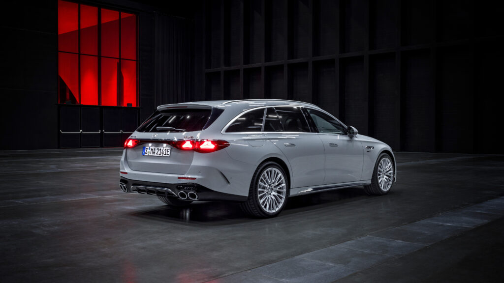 Papel de parede da traseira da nova perua (Estate) Mercedes-AMG C63 S E Performance, na cor cinza, em um estúdio escuro com uma janela vermelha.