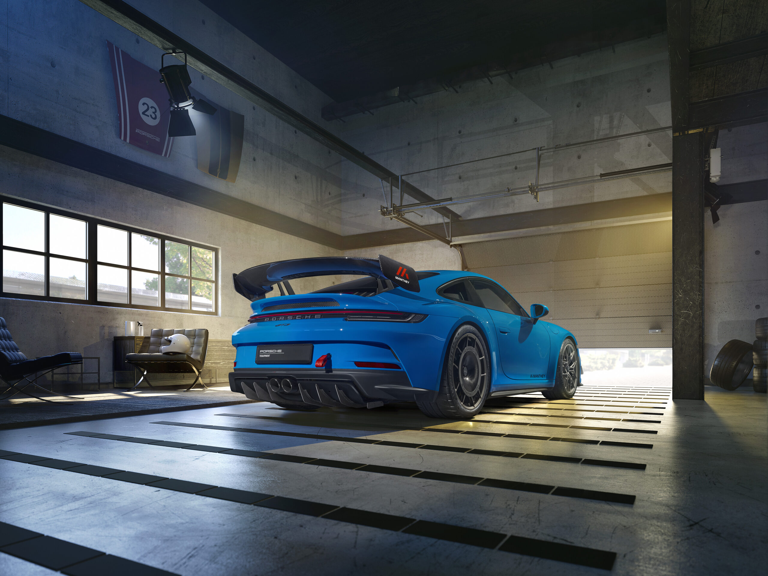 Porsche 911 GT3 RS Fundo de tela da traseira de um Porsche 911 GT3 RS (geração 992) na cor Azul (Shark Blue), destacando o aerofólio "swan neck" com DRS, em uma garagem moderna.